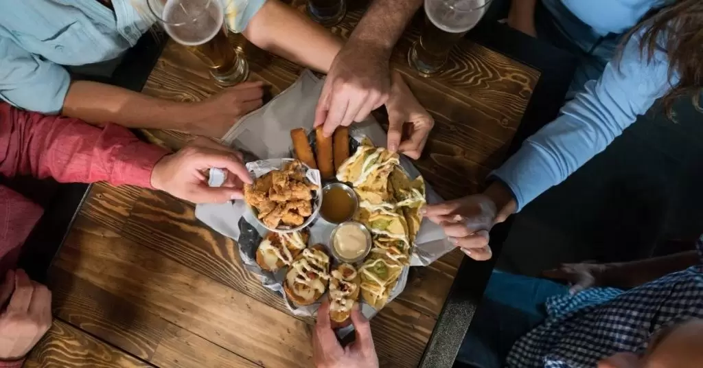 organizar la hora feliz en un bar sin perder dinero claves