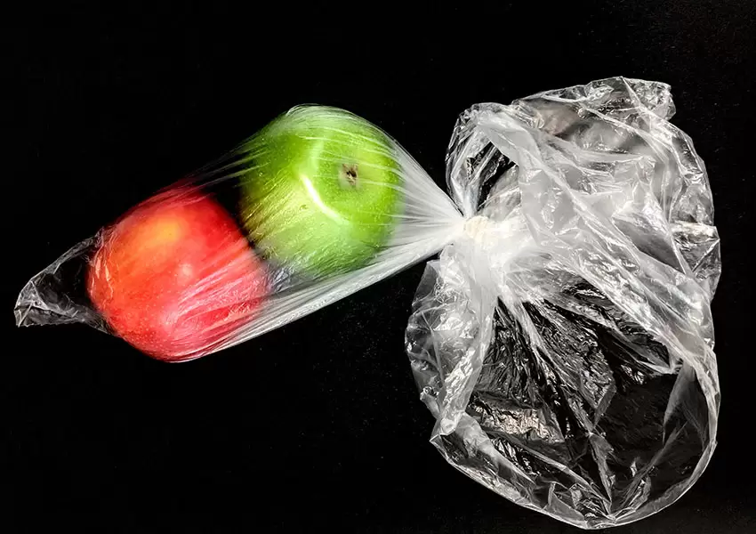 Manzanas en bolsa de plástico