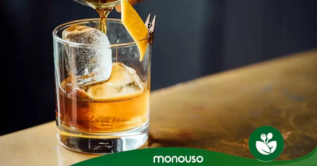 Vermut: te contamos los secretos de este licor   El Vermut es un licor macerado, conocido por la gastronomía española como un aperitivo que toman los comensales antes de disfrutar de una buena comida.  Este licor forma parte de la jerga de los jóvenes. Es común escucharlos dejar en el aire una invitación abierta para compartir con sus amigos y preguntarle al grupete ¿Quedamos mañana para tomar un vermut?  Para conocer de qué está hecho el Vermut quédate con nosotros y descubre entre otras cosas: con qué se acompaña, a qué hora se toma y las características de esta bebida.  Qué es y de qué está hecho el Vermut  El Vermut es un licor elaborado a base de vino, hierbas aromáticas -como el ajenjo, flores y azúcar- que son macerados para luego poder disfrutar de esta dulce bebida.  Por lo general, el Vermut se elabora con el 75% de vino, siendo el fabricante el encargado de definir las técnicas de su procesamiento hasta obtener el producto final.  Llegada la hora del Vermut, este elixir se sirve con hielo acompañado de una rodaja de naranja, limón o una aceituna verde.   De dónde sale el vermut  El nombre Vermut nace del término alemán “wermut” que hace referencia al ajenjo, hierba aromática presente en la elaboración de este licor.  El origen de esta bebida se remonta al siglo V a.C de la mano de Hipócrates de Cos, médico y filósofo griego que elaboró este elixir a partir de la maceración de diversas hierbas.   Debido a esto, las bebidas preparadas durante la Edad Media con ingredientes similares al Vermut se conocían como vino hipocrático.  Como es común en este tipo de historias, existen varias versiones de su nacimiento y quién fue el responsable de su primera preparación.  Entre las otras hipótesis del nacimiento del Vermut, existe una que sostiene que esta bebida -a base de vino y finas hierbas- procede de Egipto.    Siguiendo esa misma línea, existe una teoría que asegura que en el año 1786, el italiano Antonio Benedetto, realizó la mezcla que le permitió crear esta deliciosa bebida.  Cómo llegó el Vermut a España  La historia del Vermut en España también tiene varias versiones.  La primera indica que el Vermut nació por el año 1870, en la localidad de Tarragona, específicamente en la ciudad de Reus.  Ahí, se inició la producción de Vermut bajo la marca Punt e Mes.   Sin embargo, otra versión sitúa que el Vermut español floreció por las tierras de Huelva. La responsabilidad recae sobre la bodega Melquiades Sáenz.  Aunque no se identifica la fecha exacta de fabricación de Vermut en Huelva, se sostiene que fue antes de la elaboración de su reconocido vino de naranja, cuya receta es del año 1870.  Distintos tipos de vermut  Existen cuatro tipos de vermut, que difieren en la base de su preparación y origen, ellos son:  •	Vermut blanco: de origen francés, esta bebida está elaborada a base de vino blanco, tiene un sabor amargo y más intenso. •	Vermut rojo o negro: es una bebida de origen italiano, de sabor dulce y suave. •	Vermut seco: este tipo de Vermut es original de Francia y tiene un sabor que recuerda al blanco. Se utiliza como base para la elaboración de otras bebidas. Es el Vermut más amargo de todos. •	Vermut rosado: este tipo de Vermut es el más suave y delicado de todos. Debido a la sensación de frescura que produce, suele consumirse mucho durante el verano.  	  A pesar de existir dos tipo de este licor, es más común la comercialización del Vermut rojo o negro.  Características de un vermut de calidad  Entre las características de esta bebida tenemos las siguientes:  •	Cuando te sirven un Vermut te encontrarás con una bebida de tonos anaranjados y rojizos. •	También pueden percibirse tonalidades burdeos y teja, con tendencia hacia el color marrón. •	Para obtener esta coloración, el licor de colorea con caramelo. •	Tiene un aroma complejo, debido a la cantidad de ingredientes que se emplean en su realización. •	Al entrar en contacto con tus papilas gustativas, identificarás un sabor con toques amargos, seco y con ciertos tonos dulces, provenientes del caramelo que se empleó en su coloración. •	Al servirlo, se le agregan algunas gotas de frutos cítricos, lo que ofrece un sabor a limón, mandarina o naranja.  Todo sobre “la hora del Vermut”  Con seguridad, has escuchado sobre la hora del Vermut, como si se tratara de la hora del té para los ingleses.  Pero en realidad no tiene que ver con una hora específica.  La hora del Vermut hace referencia al momento cuando se disfruta de esta bebida.  El Vermut es un trago de consumo habitual en bares y hogares de España, que sirve como aperitivo o abre boca antes de la hora de la comida.  ¿Con qué se toma el Vermut?  Aquí compartiremos algunos ingredientes que te ayudarán a descubrir con qué se toma el Vermut y las diferentes opciones disponibles para prepararlo.  Algunos de los ingredientes ideales para para disfrutar de esta bebida son: •	Rodajas de limón. •	Rodajas de naranja. •	Mandarina. •	Aceitunas verdes. •	Agua carbonatada.  Además de estos ingredientes que se agregan a la bebida, existen algunos aperitivos que se pueden clasificar como clásicos para comer con un buen Vermut.  Por ejemplo, tenemos las deliciosas gambas al ajillo, mejillones a la vinagreta y almejas en diversas preparaciones.   Cada uno de estos platos, con un sabor muy característicos, encuentran en el Vermut un aliado para elevar los sabores y darle un toque especial al momento.  ¿Buscando un ingrediente adicional? ¡Ponle Vermut!  Además de disfrutar del Vermut durante una salida con amigos, esta bebida puede ser utilizada para destacar el sabor de aperitivos clásicos como anchoas, guindillas y boquerones.  En la cocina, es un ingrediente perfecto para agregarlo a las carnes rojas, pescados y algunas recetas de pastas.  En tu próximo día de cocina, atrévete a agregarle un poco de Vermut a tu receta y llega ese platillo a un nivel de chef experimentado.  Vasos para vermut y cualquier licor  Para disfrutar del vermut y otras bebidas, en nuestra tienda online: Monouso, tenemos a tu disposición una amplia variedad de vasos y copas, de diversos materiales y estilos, para adaptarlos a cualquier ocasión.  Productos resistentes, de excelente calidad, con diversos colores y diseños ideales para destacar la imagen de tu negocio.  Por ejemplo, tenemos los vasos reutilizables San y Tritán, hermosos envases que puedes utilizar en la preparación de las bebidas durante tu servicio.  Este tipo de vasos reutilizables se pueden almacenar de forma sencilla y admiten su aseo en lavavajillas, por lo que son productos seguros de utilizar en todo momento.   Vermut: te contamos los secretos de este licor 🍷 Monouso Blog Detrás del Vermut se tejen grandes historias. Una bebida que aporta mucho a nuestra mesa. Descubre todo sobre este licor y destaca en la próxima sobremesa.