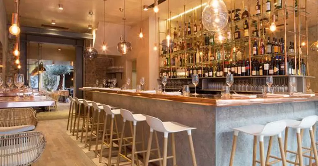 Iluminación de bar con múltiples lámparas de techo a media altura